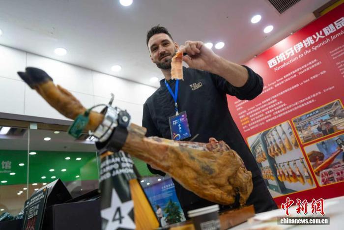 图为西班牙客商展示火腿产品。 郑子颜 摄