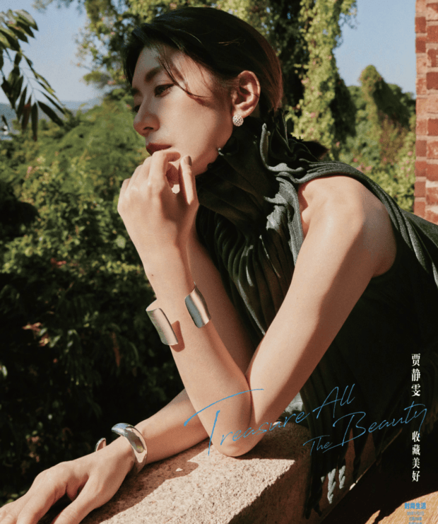 搜狐娱乐讯 11月27日,贾静雯晒多套造型,时尚又养眼。