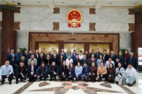 青年导演薛胜林与到会嘉宾合影照片
