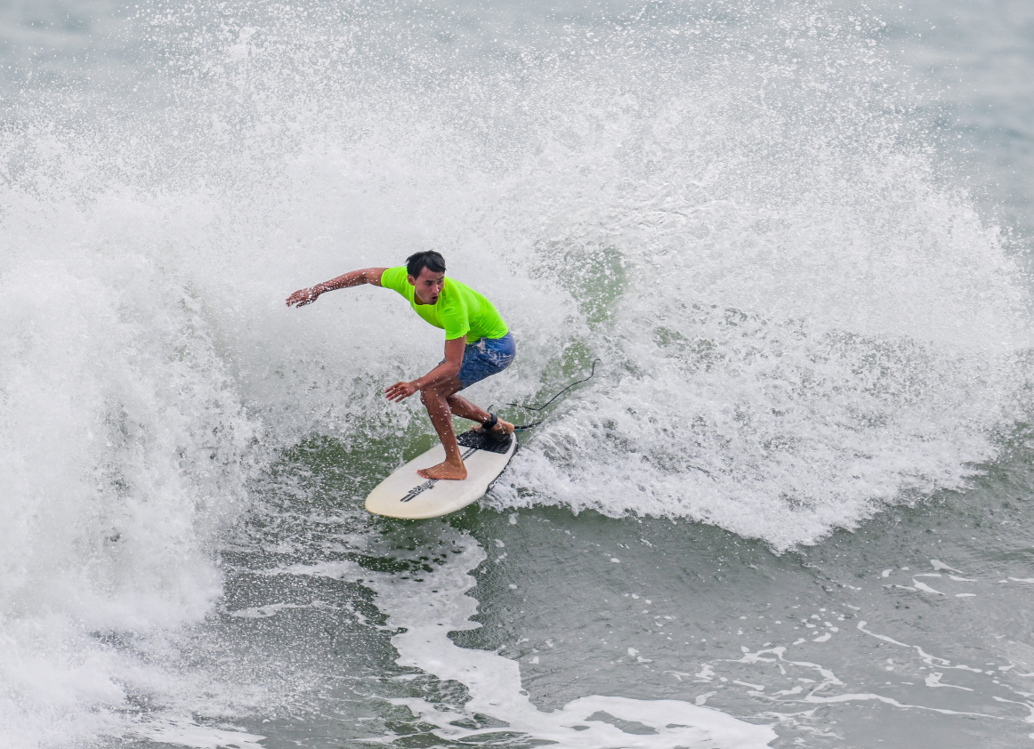 2025年海南省冲浪锦标赛在万宁日月湾激情开赛