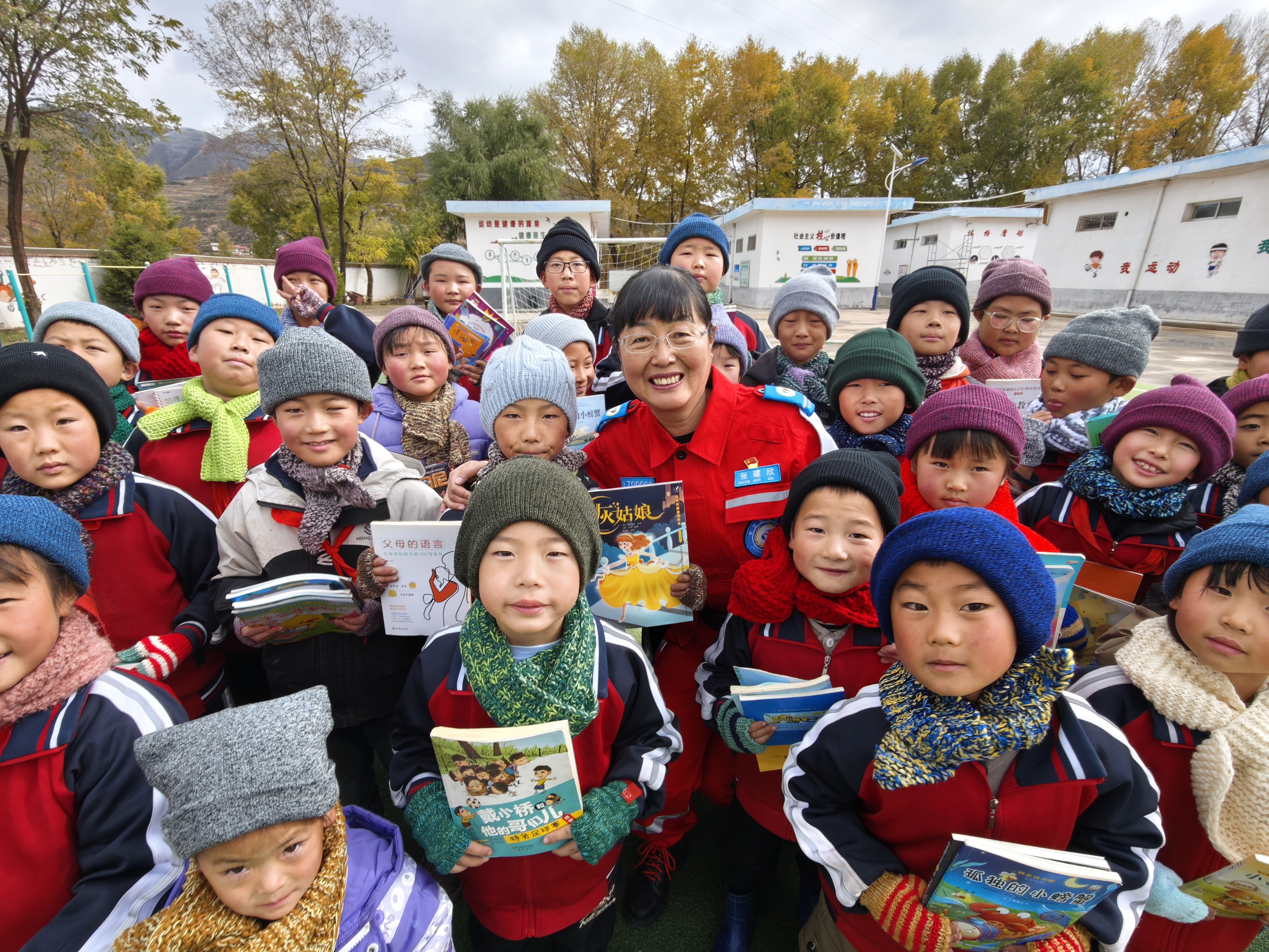 孩子们和志愿者合影