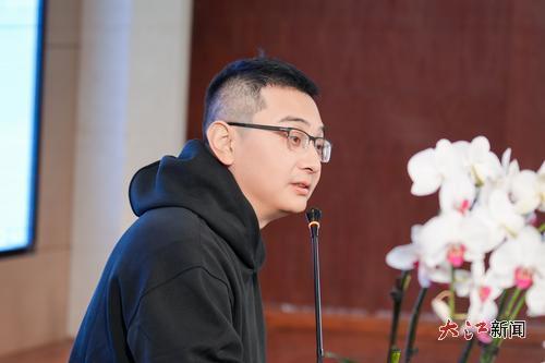 六神磊磊登上“豫章讲坛”开讲。