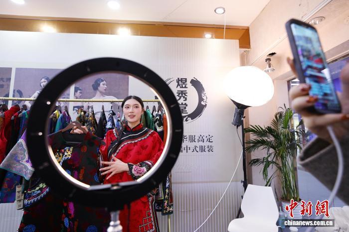 图为纺织服装产业供应链展区主播进行直播。 汉口北集团供图