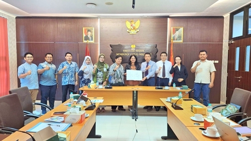 青岛职业技术学院培训团与三宝垄国立大学交流合影