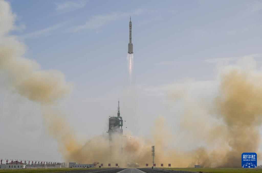 11月25日，搭载神舟二十二号飞船的长征二号F遥二十二运载火箭，在酒泉卫星发射中心点火发射。神舟二十二号飞船与长征火箭成功分离并进入预定轨道，发射任务取得圆满成功。这是中国载人航天工程第一次应急发射任务。新华社记者　连振　摄