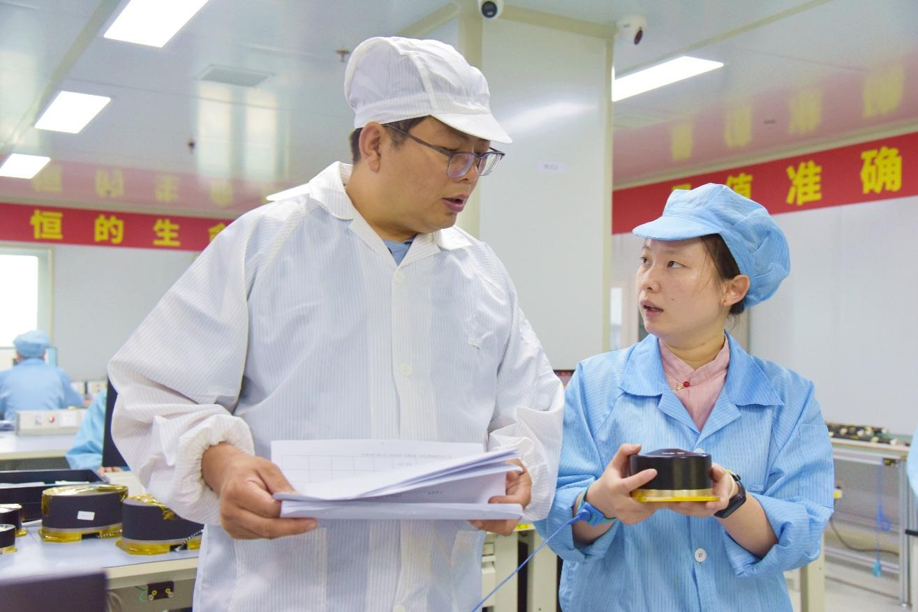 杜金榜（左）与实验室科研人员在讨论研发事宜。