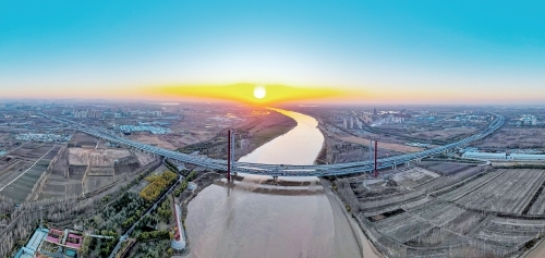 初冬的黄河迎来落日景观