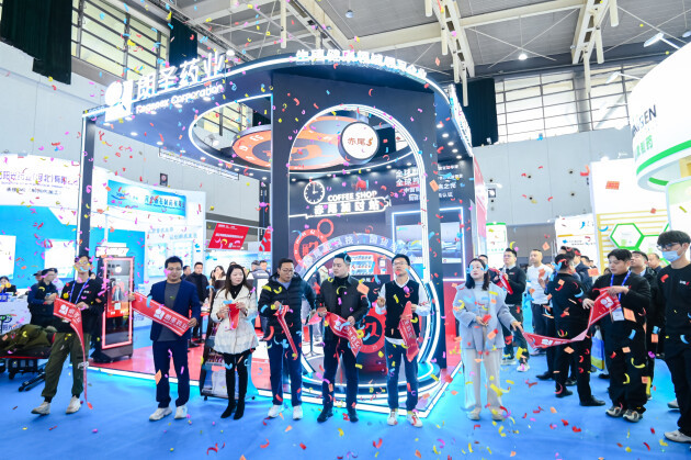 图:药交会现场,朗圣药业携即时零售平台、医药零售连锁代表共庆赤尾持久套OTC渠道首发