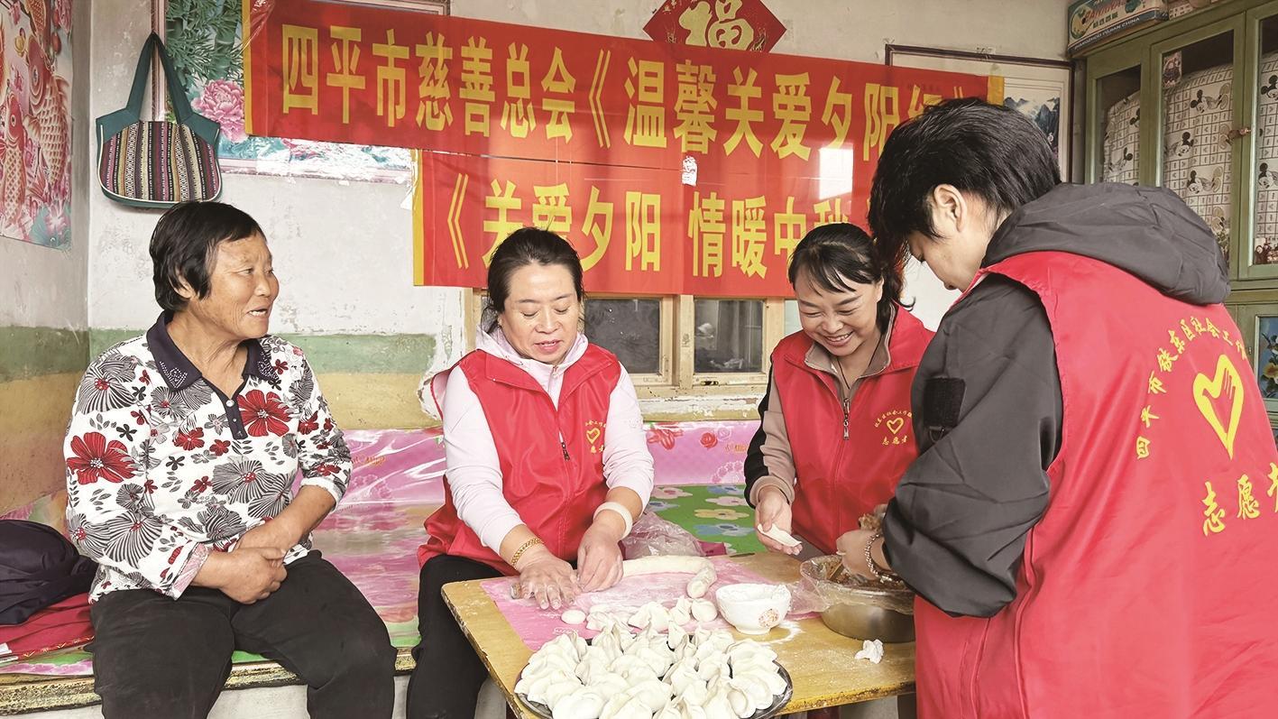 在温馨关爱夕阳红活动中,铁东区社会工作联合会的志愿者们为老人送去关爱。