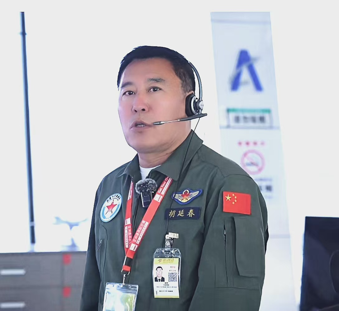 中国红星飞行表演队队长胡延春在珠海机场塔台指挥