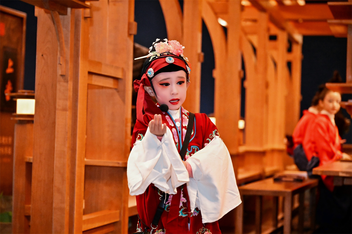 七朵祥云绘盛景!近7000观众赴弥博之夜