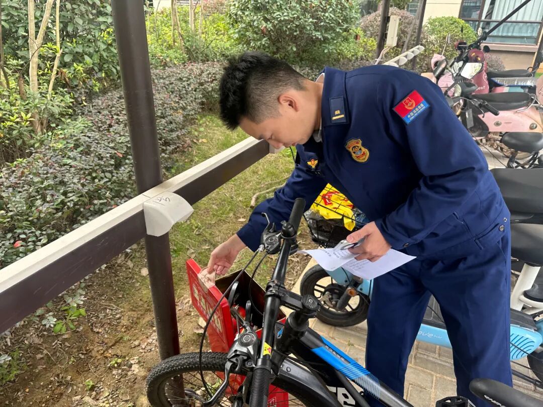 检查电动自行车充电棚