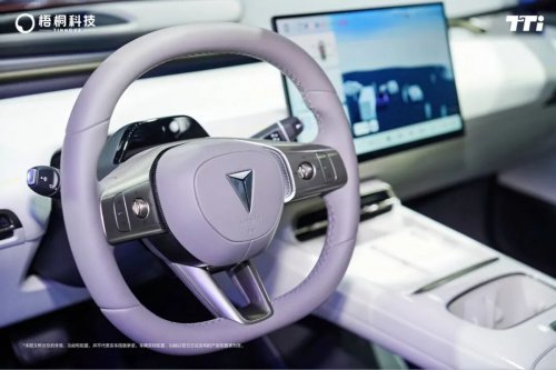 图2：深蓝L06展车搭载TTi OS车道级导航