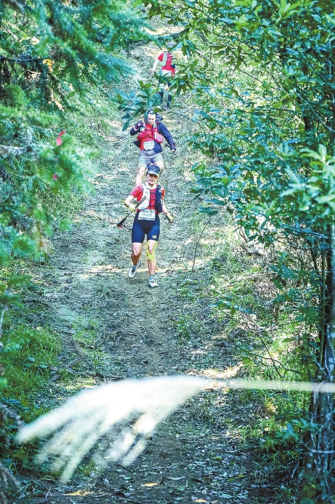 选手在密林间穿行。