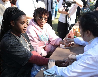  
德兴：外国游客体验中医把脉（图）
   