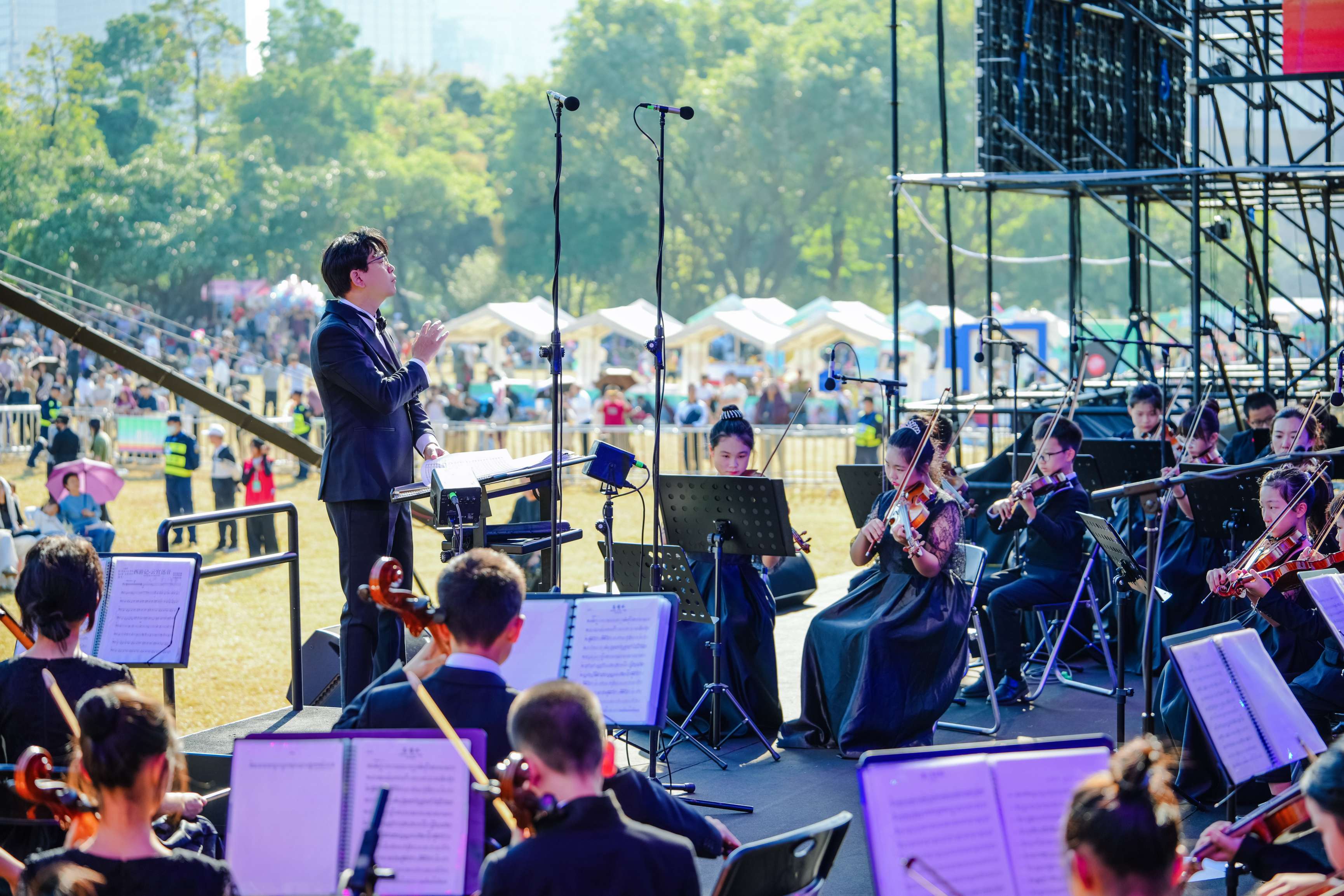 2025莲花山音乐节首日吸引上万市民现场参与，约250万市民线上同步观看