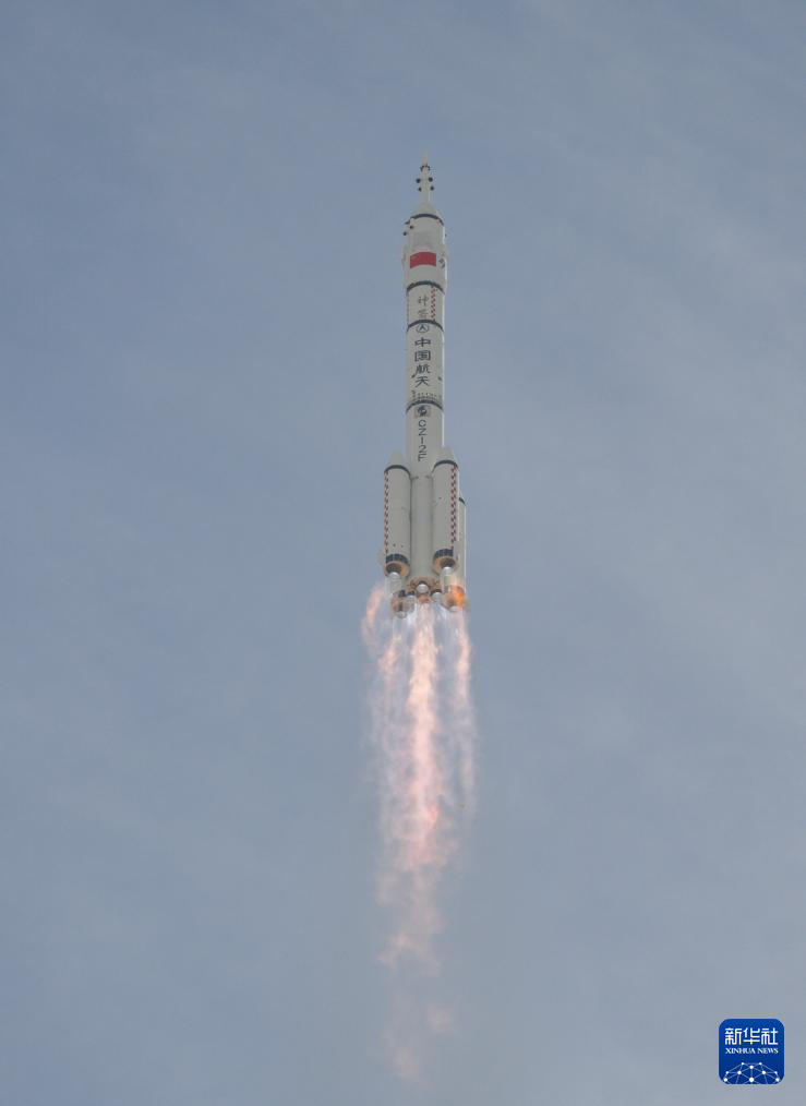 11月25日，搭载神舟二十二号飞船的长征二号F遥二十二运载火箭，在酒泉卫星发射中心点火发射。神舟二十二号飞船与长征火箭成功分离并进入预定轨道，发射任务取得圆满成功。这是中国载人航天工程第一次应急发射任务。新华社记者　连振　摄
