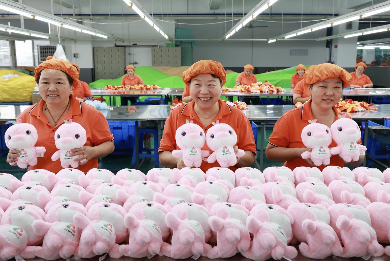 东莞康达玩具礼品有限公司生产的AI版十五运吉祥物 曹雪琴 摄