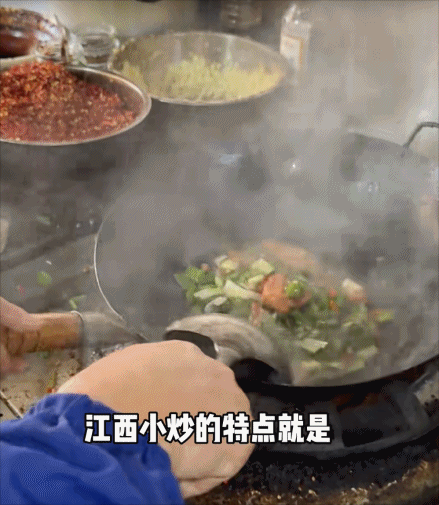 江西小炒走红时以现炒锅气、实惠下饭为特点。（图/博主@南昌李知恩）