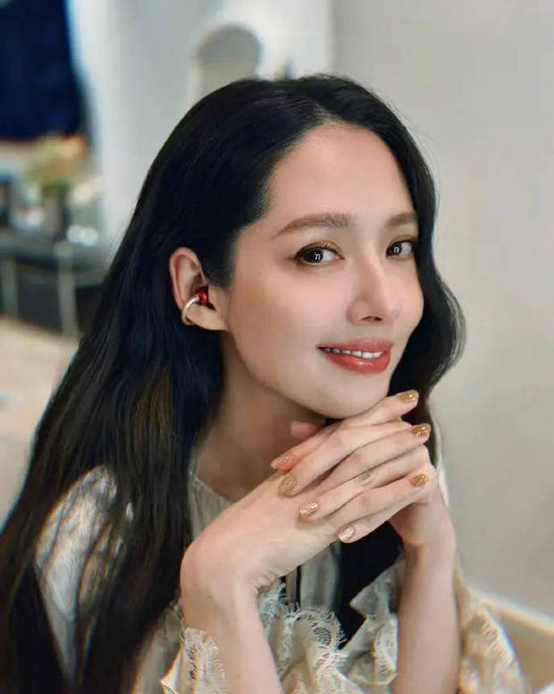 郭碧婷婚后的状态自带成熟韵味,和向太的神态莫名契合。