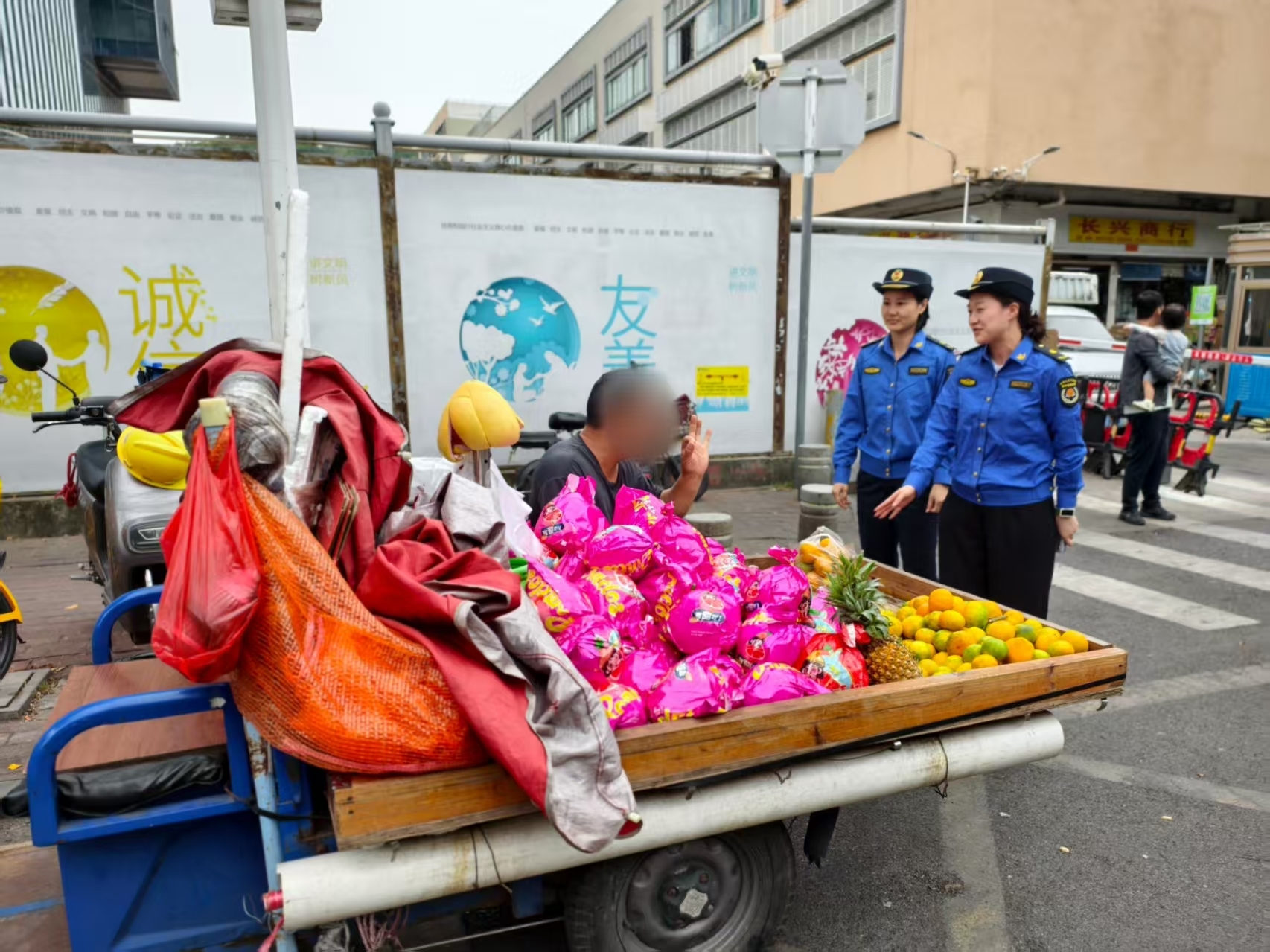 凰家观察 | 西乡文明治理答卷:执法温度为城市烟火润底色