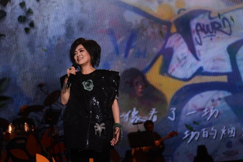 齐豫“风采依旧·在”北京演唱会真挚开演,绝美天籁吟唱艺术盛宴(图6) 齐豫“风采依旧·在”北京演唱会真挚开演,绝美天籁吟唱艺术盛宴(图6)