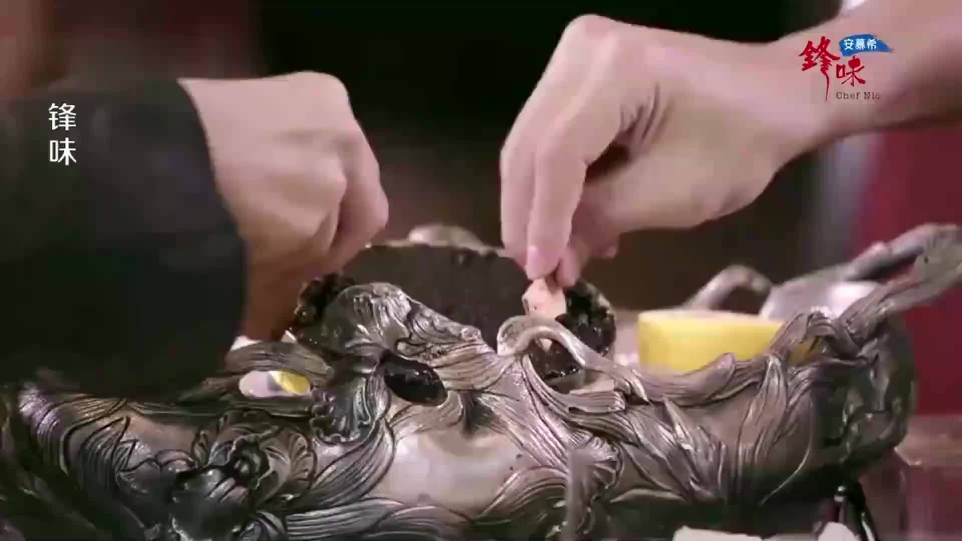 谢霆锋太有钱了，吃鱼子酱直接一大坨吃，一口要几百块钱吧