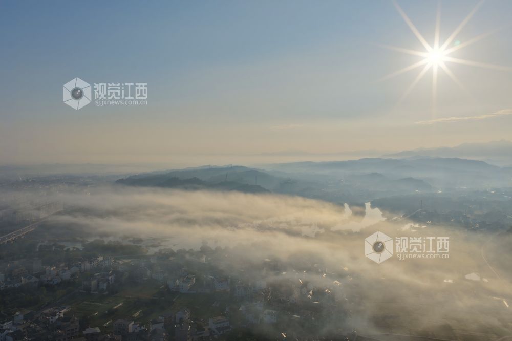 2025年11月24日,航拍江西省上饶市铅山县城乡晨雾如纱,轻柔地缠绕着城市楼宇与乡村民居,城市建筑与错落的村落相映成趣。