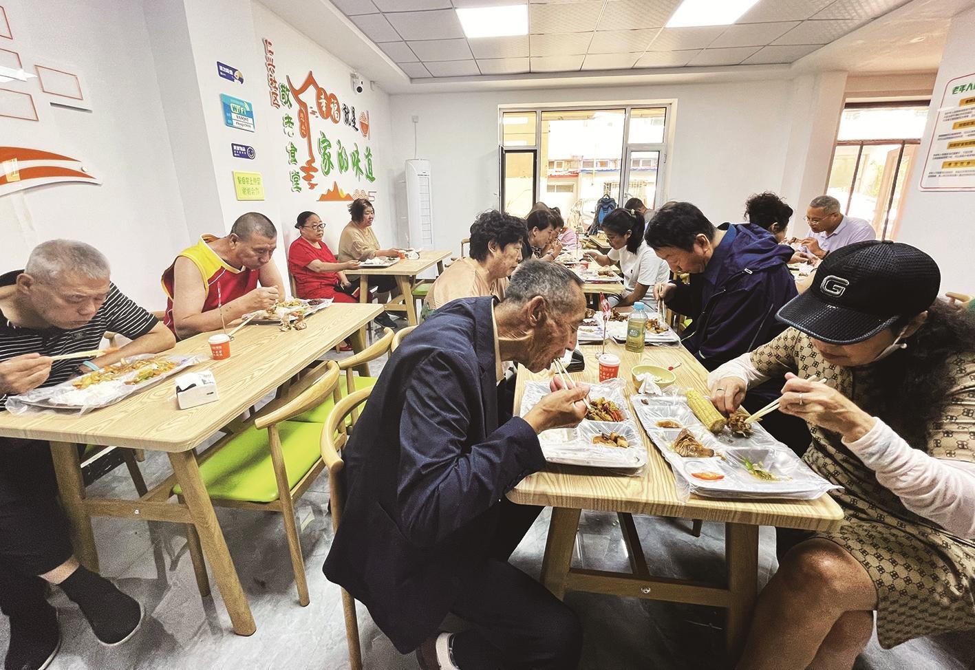 老人们在仁兴社区敬老食堂就餐。