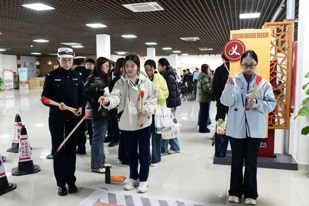 济宁“警民同心 安全同行”主题宣传活动走进济宁医学院