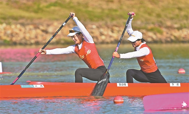 11月17日,女子500米双人划艇决赛,徐诗晓(左)、李琪获得第四名。