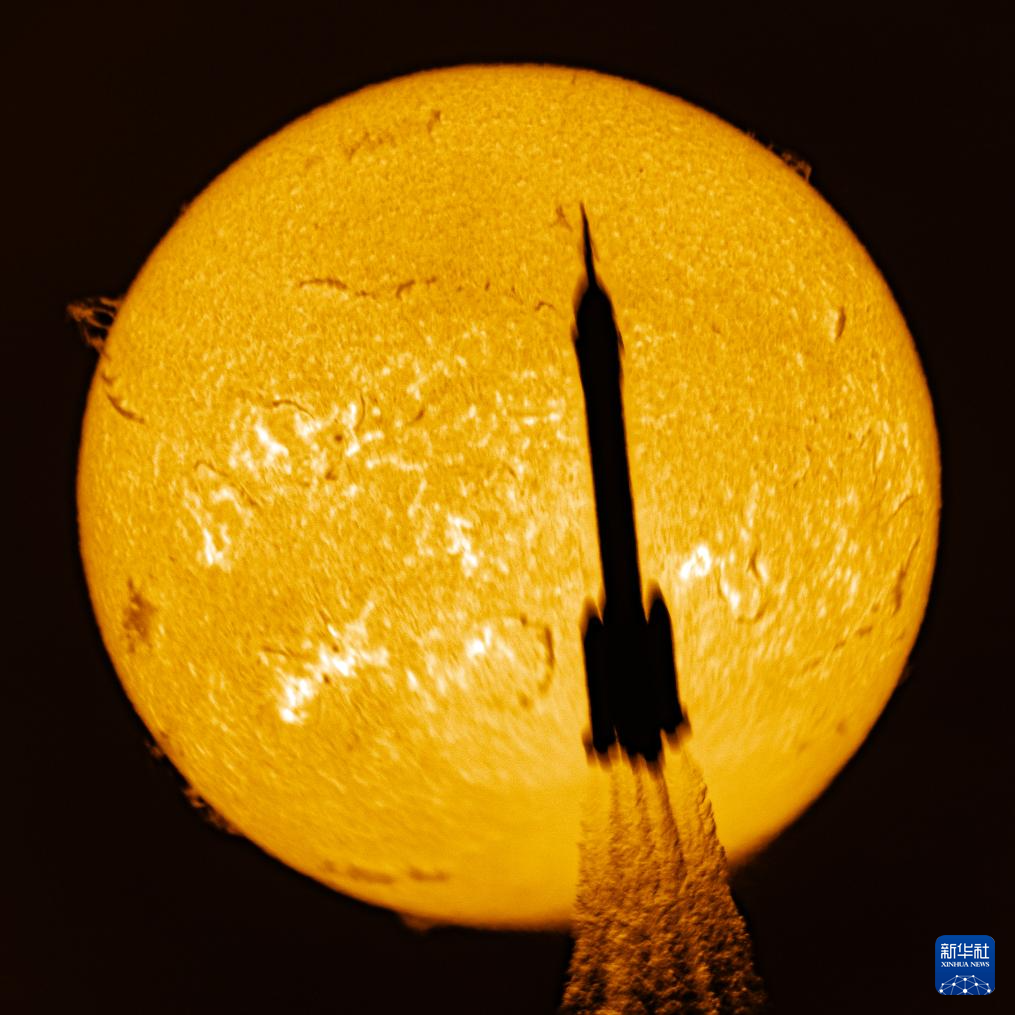 这是11月25日使用日珥镜拍摄的火箭凌日瞬间。11月25日，搭载神舟二十二号飞船的长征二号F遥二十二运载火箭，在酒泉卫星发射中心点火发射。神舟二十二号飞船与长征火箭成功分离并进入预定轨道，发射任务取得圆满成功。这是中国载人航天工程第一次应急发射任务。新华社记者　张斌　摄