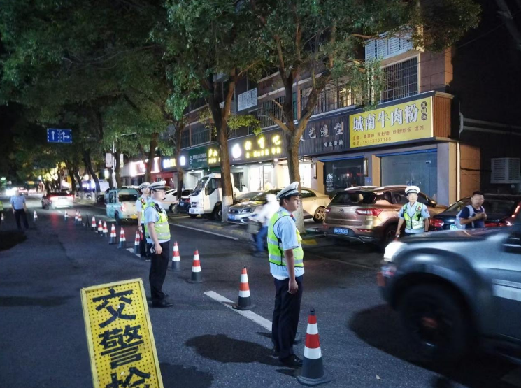 江西庐山：“零点行动” 护夜平安