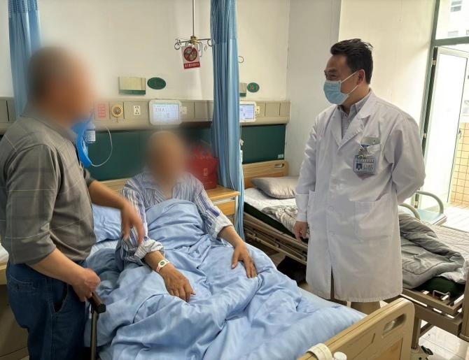 喻彬主任与病人交流