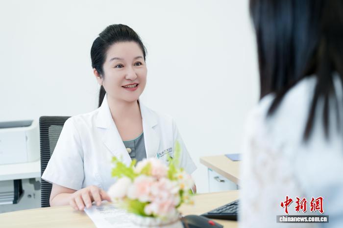 图为海南成美医院副院长、心血管内科主任医师郑茵正在接诊患者 海南成美医院供图