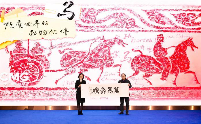 上海市书法家协会主席丁申阳现场向国家多语种影视译制基地捐赠了书法作品