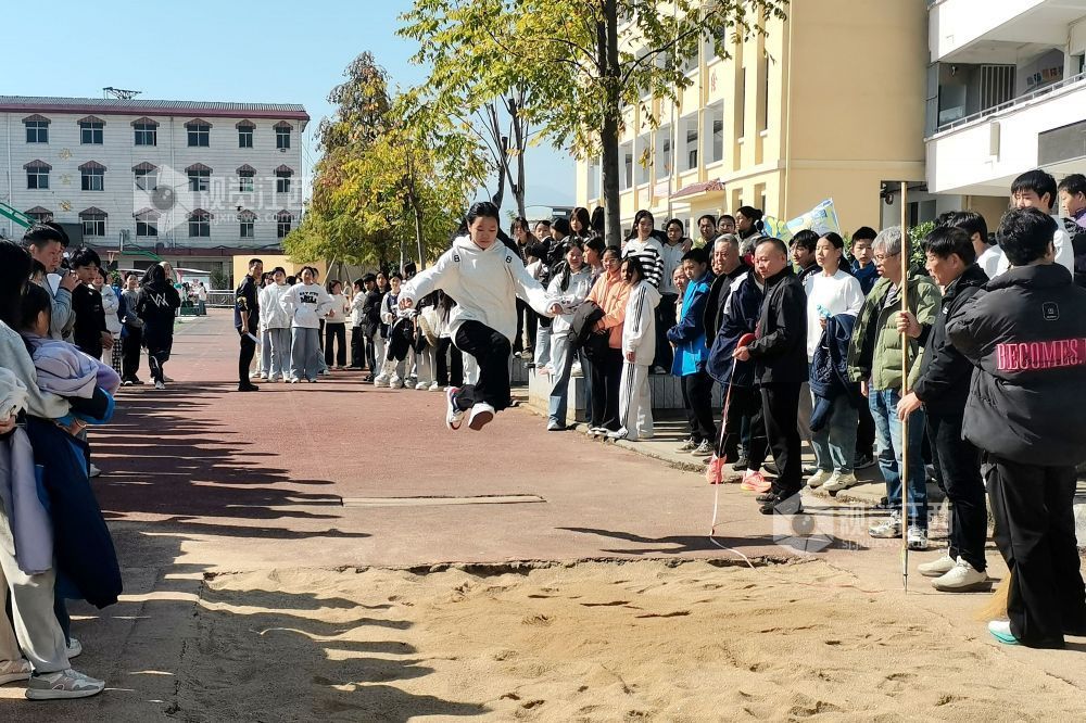 2025年11月21日，江西省抚州市南丰县市山中学举办校园田径运动会，学生正在奋力拼搏，享受运动带来的乐趣。