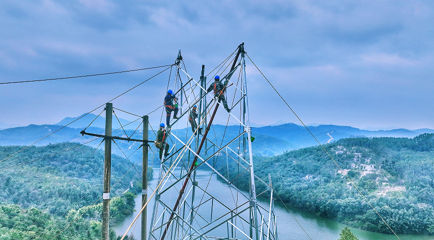 2024年12月13日,赣州公司施工人员采取附着式抱杆组立配网”123“工程35千伏信上线75号铁塔。(彭声彬 摄)