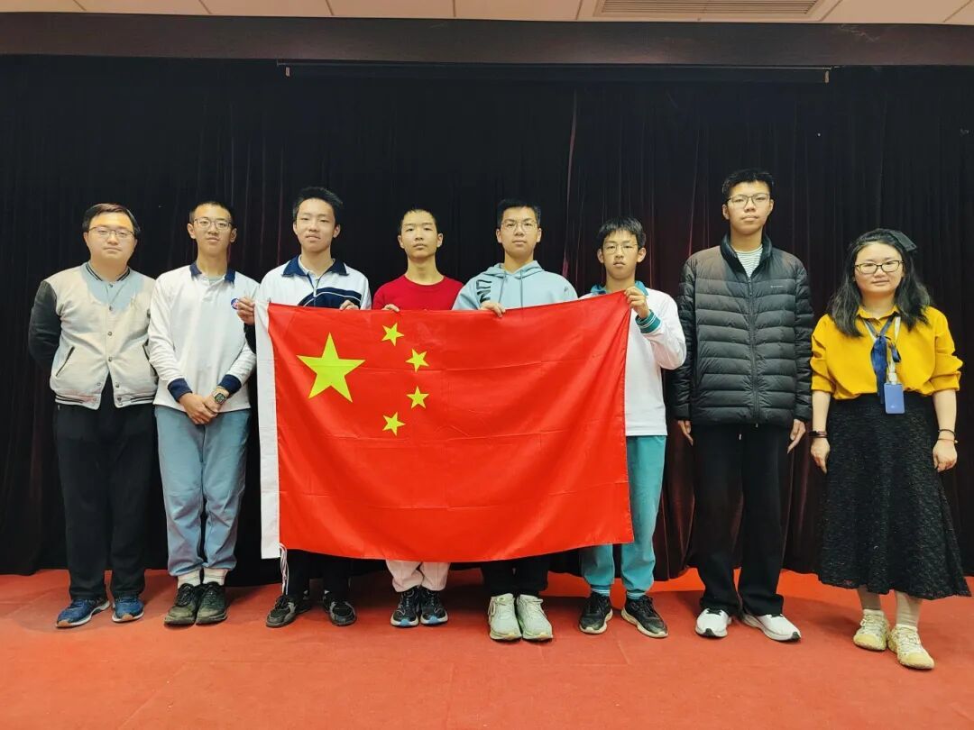 第29届国际天文奥林匹克竞赛中国国家队成员6人（左3：周飞帆 ），高中、初中生各3人，获得5银1铜的好成绩