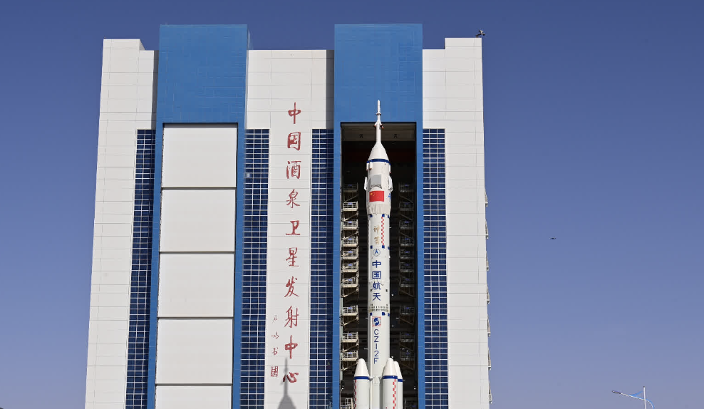 新闻背景｜神二十舷窗现裂痕 神二十二应急升空