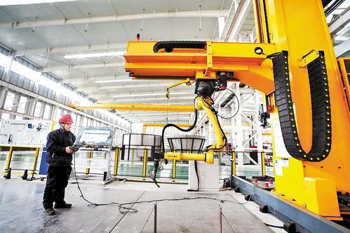 11月24日，河北新珑智控科技有限责任公司工人正在调试焊接机器人。 本报记者 吕若汐摄