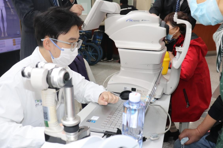 医生用AI眼底相机为患者做检查