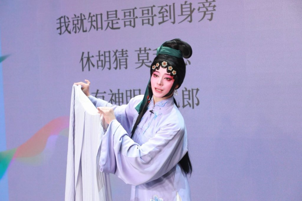 海州童子戏《白骨夫人》主演薛梦雅在发布会上演示剧中片段
