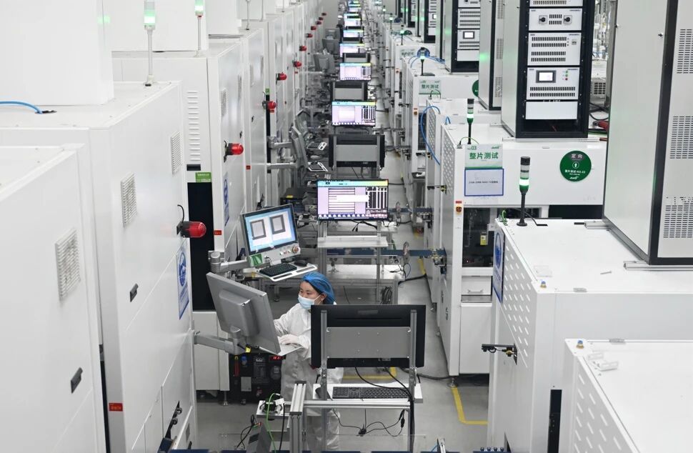 上饶经开区的晶科能源股份有限公司智能车间。江西日报记者 王蕴蓉 摄