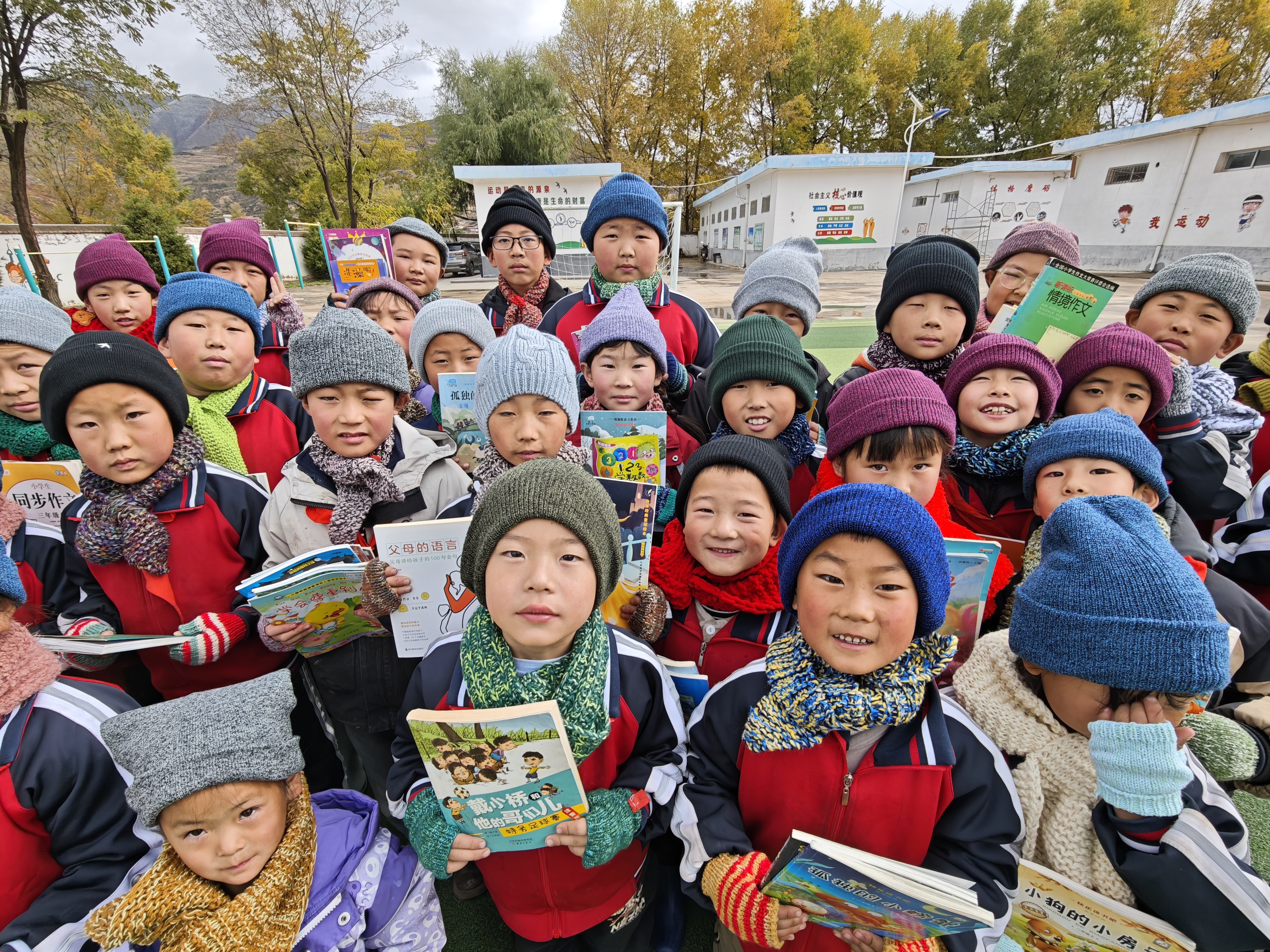 爱心团队为孩子们送去兰州晚报“云捐书”活动募集的300册儿童读物以及“温暖三件套”