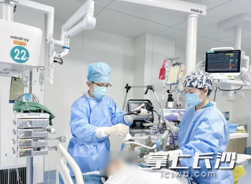 经过8个昼夜救治,患者转危为安。