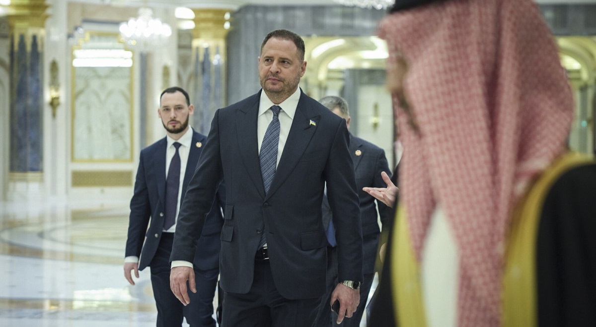 人物 |从娱乐圈爬到战时权力顶峰,他反腐风暴中黯然谢幕