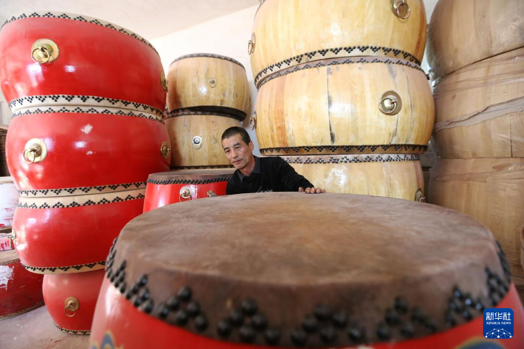 11月28日，手工艺人给牛皮鼓钉钉。新华社发（王克贤　摄）