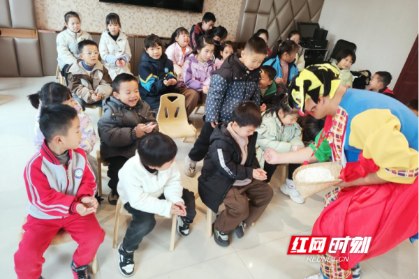 宁乡市夏铎铺镇托管班魔术兴趣课程。