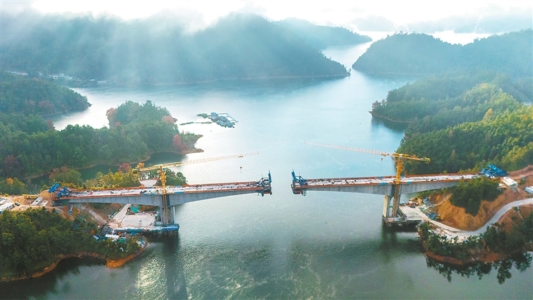 赣州李坑子特大桥抓紧施工中（图）